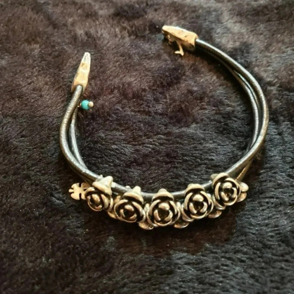 Vintage Bracelet with silver roses and black straps Whimsigoth - Picture 3 of 4